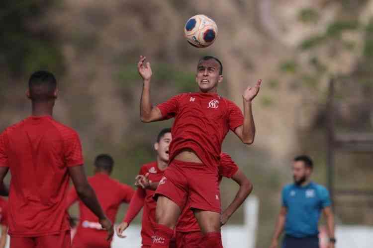 Matheus Carvalho rompe ligamento do joelho e desfalca Nutico de seis a sete meses